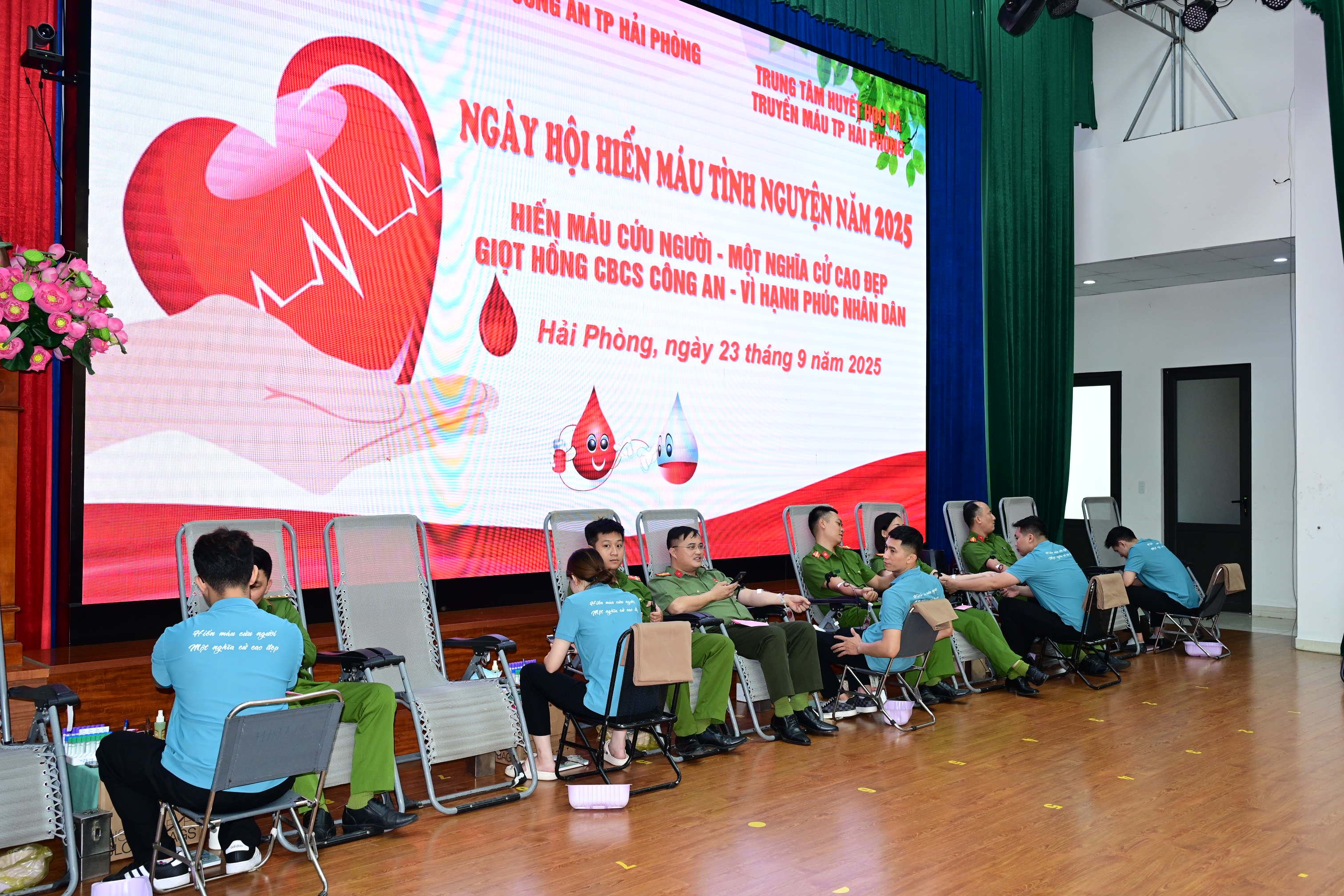 Ngày hội hiến máu tình nguyện “Giọt hồng CBCS Công an – Vì hạnh phúc nhân dân”: 378 CBCS Công an thành phố hiến 355 đơn vị máu